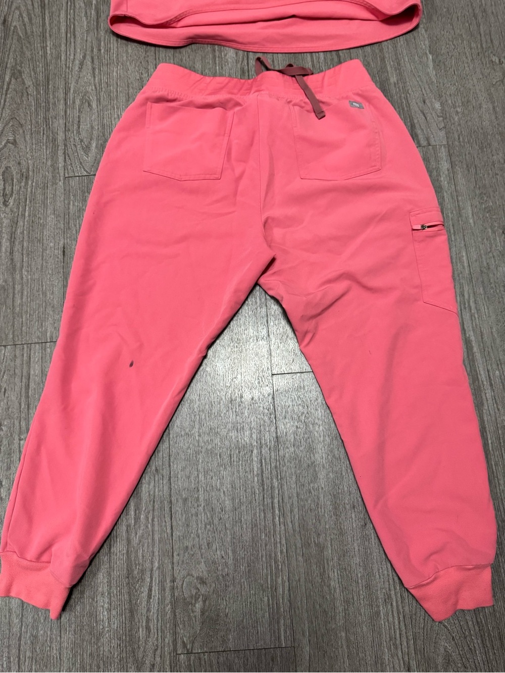 Figs Women's Pink Zamora top and Jogger - Picture 7 of 16